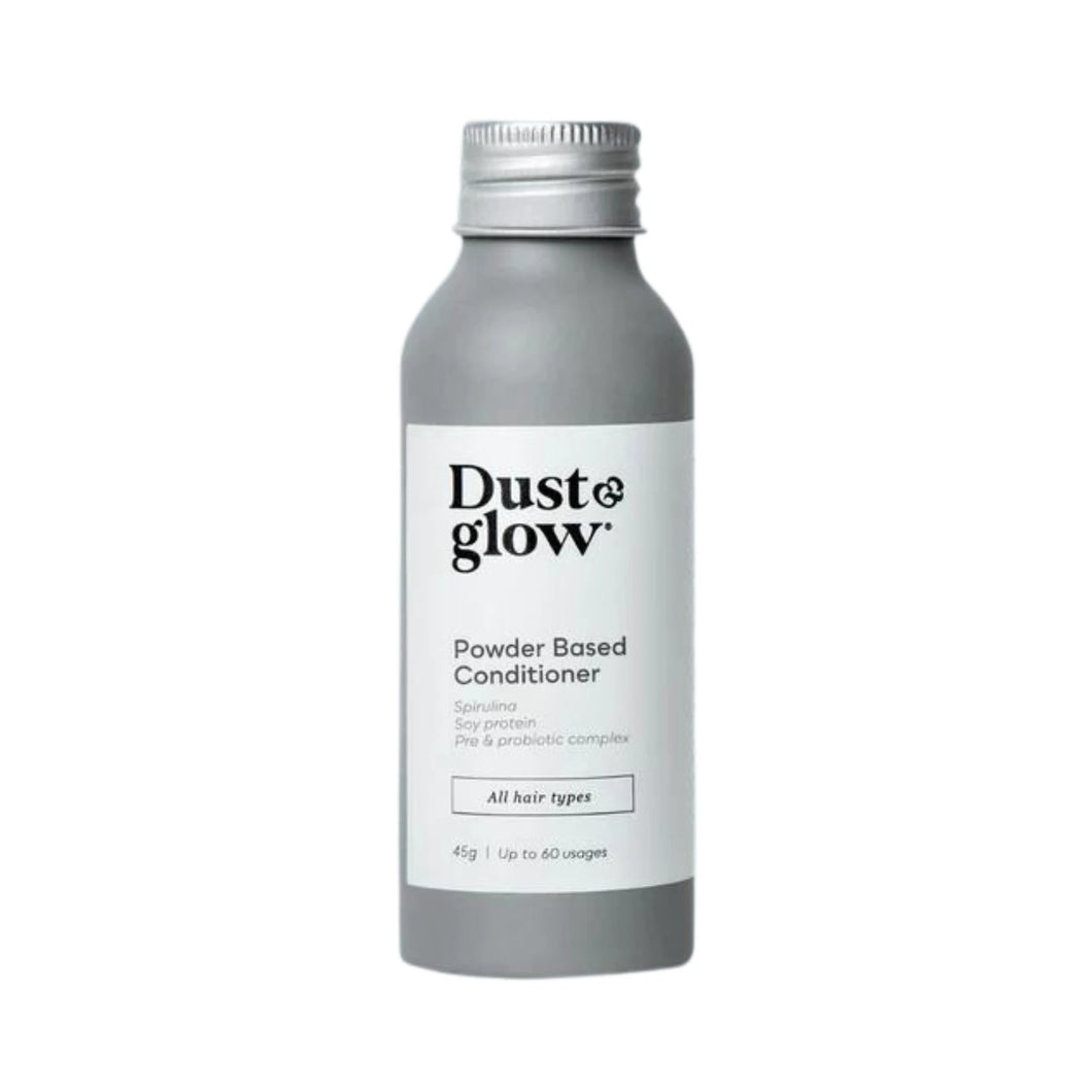 Powder based conditioner by Dust & Glow in a grey refillable and recyclable aluminium bottle. It leaves your hair feeling sleek and looking shiny. The perfect low-waste hair-care routine!